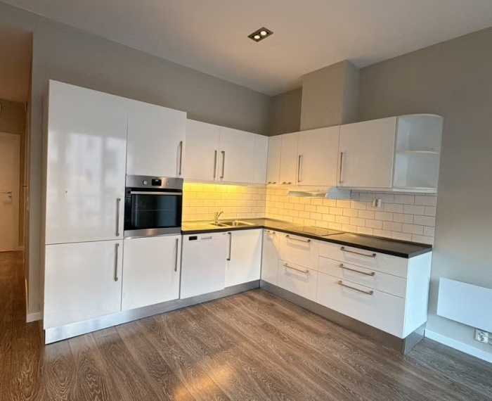 Stor og lys 4-roms med balkong, sentralt på Grünerløkka! HALV HUSLEIE FØRSTE MND.